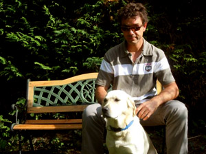 François Guibert, Fasciathérapeute à Toulouse et son chien guide Deepsy